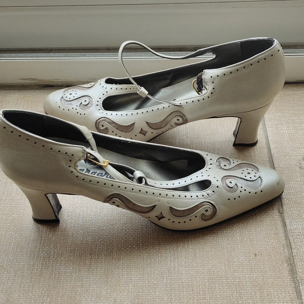 Ladies strappy leather heels. Size USA 8 1/2 Narrow.Vintage - Picture 1 of 8